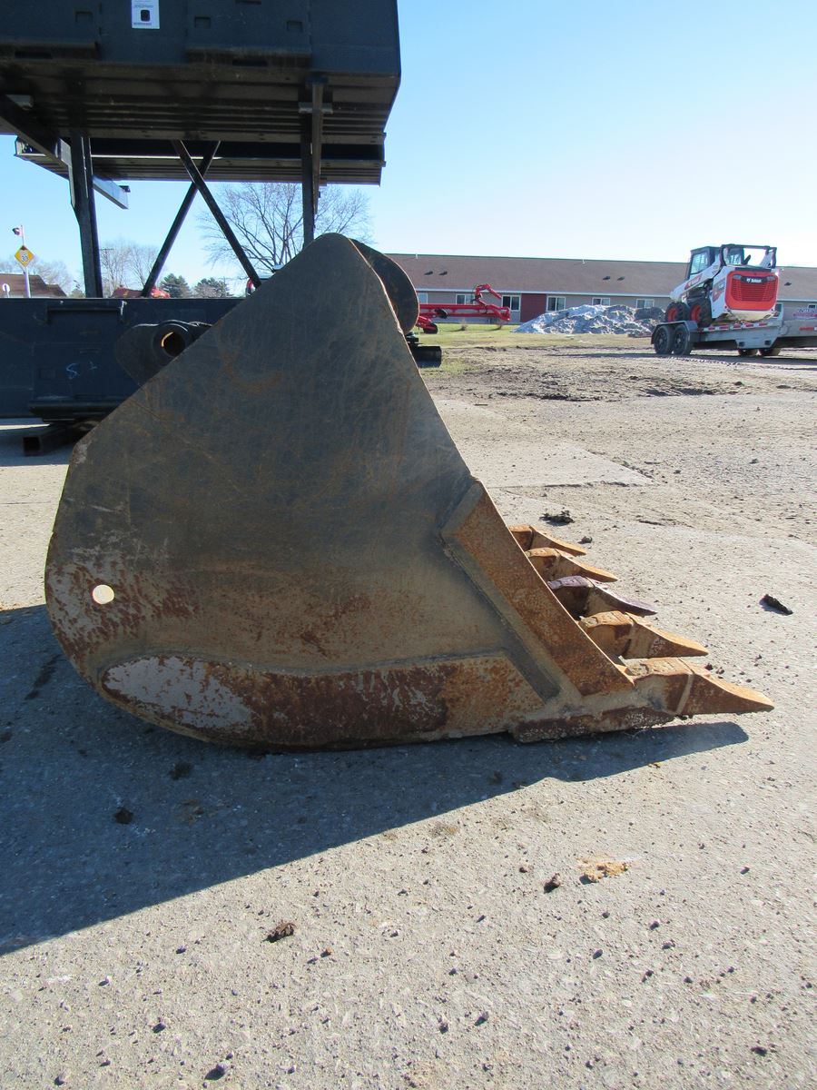 22-172-30in-Teeth-Bucket-3.jpg